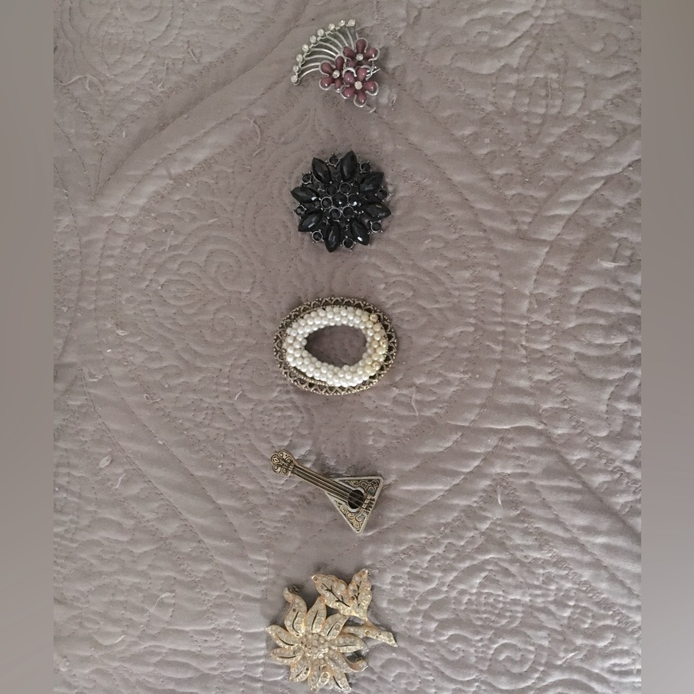 Lot of vintage brooches. 5 total.